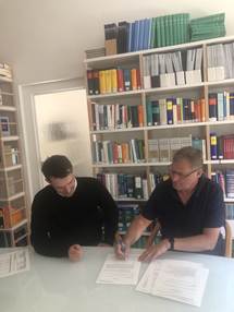 Stefan Gegner unterschreibt die Klageschrift an den Bundesverkehrsminister