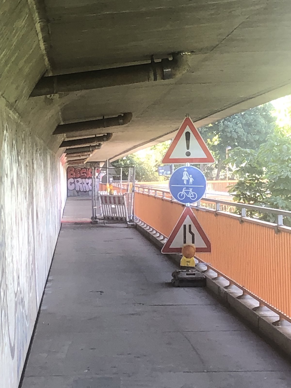 Der Steg unterhalb der Autobahn