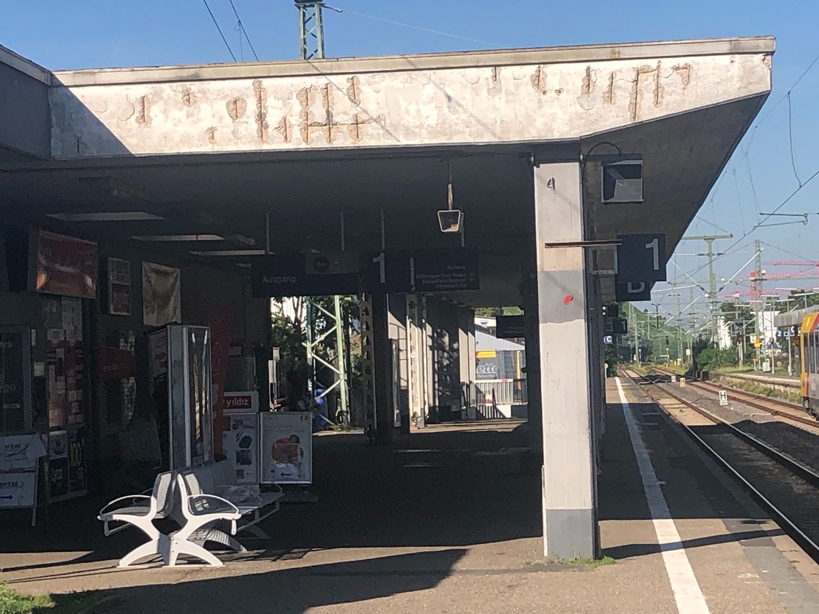 Verlassene Bahnsteige am S-Bahnhof Griesheim