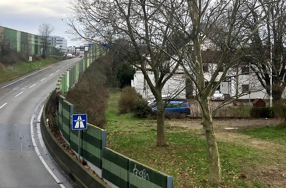 Die Häuser direkt neben der Autobahn A5