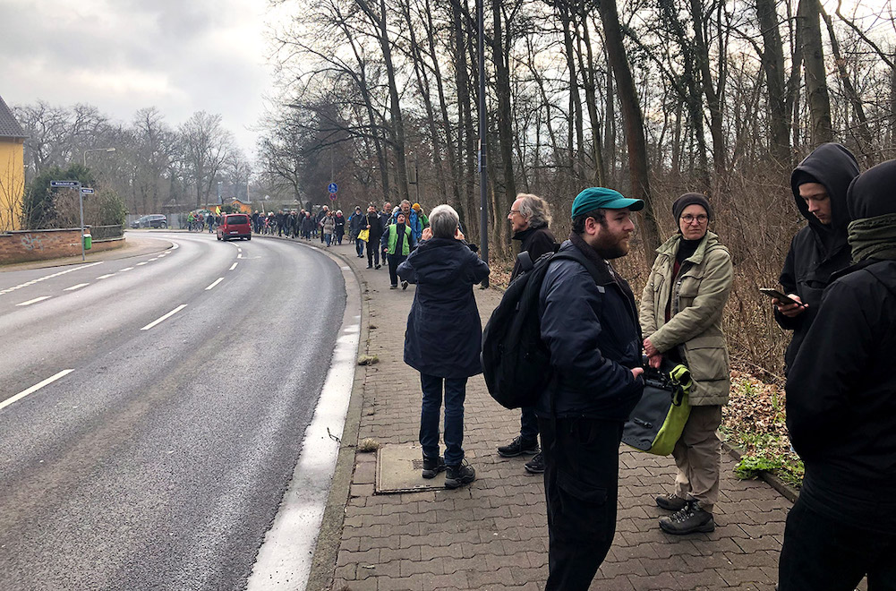 Bürger:innen der Initiative bei der Ortsbegehung